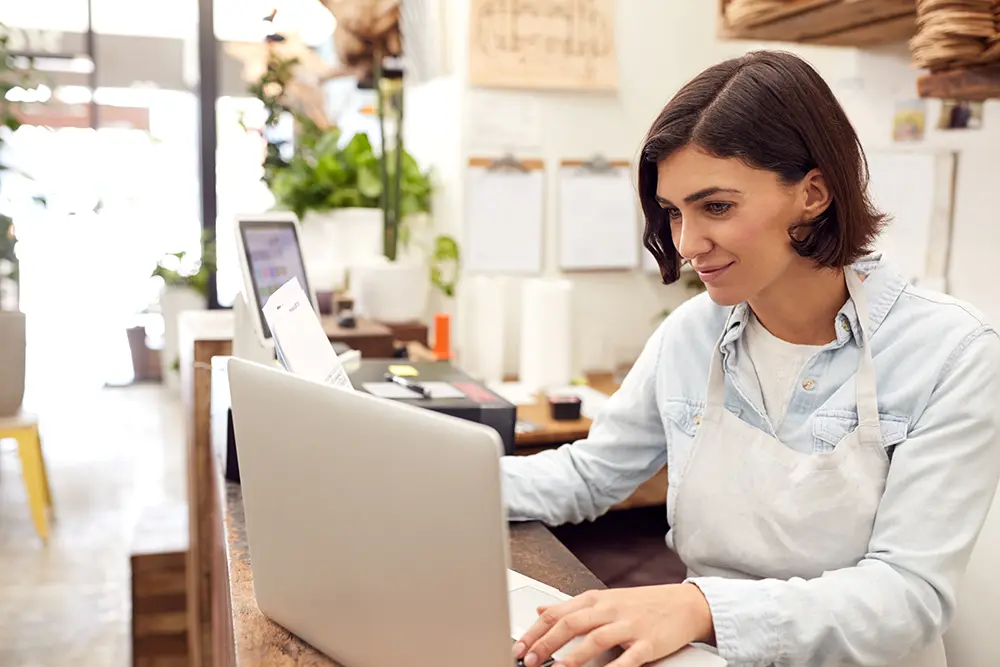 Mulher no computador focando em ter um site